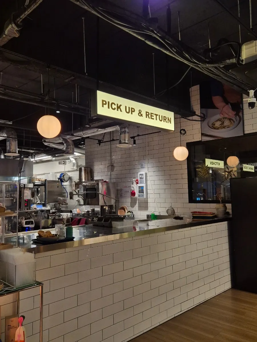 Self-service station with plates and tissues