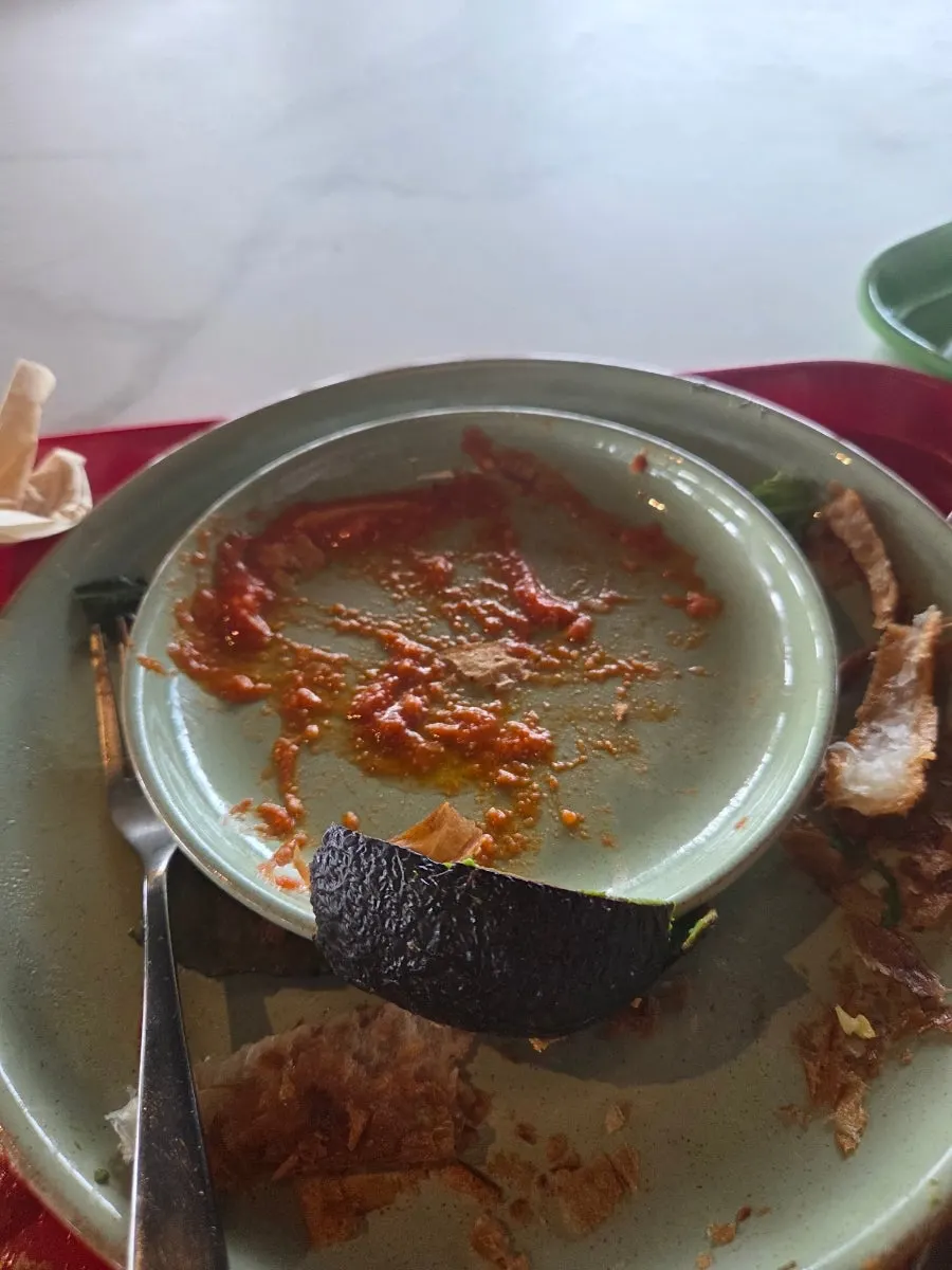 거의 비운 브런치 접시