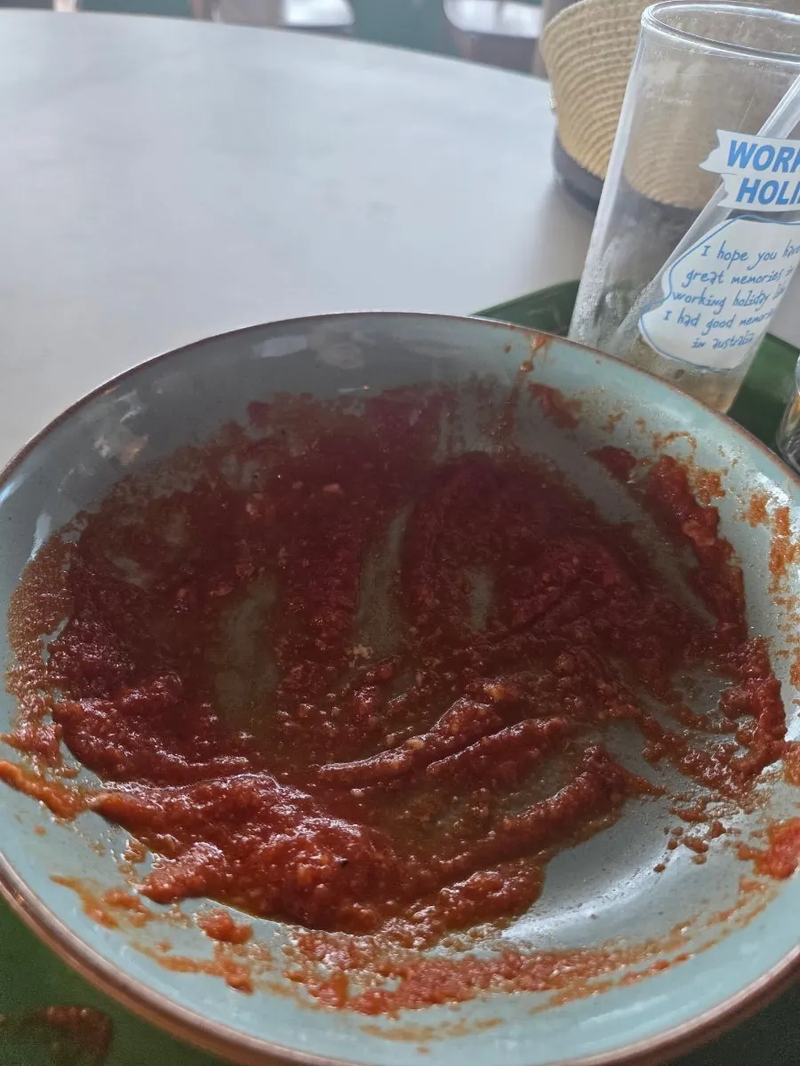 싹 비운 파스타 접시와 창밖 바다