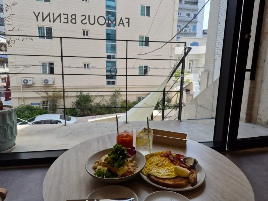 테이블에 차려진 브런치 두 접시와 음료