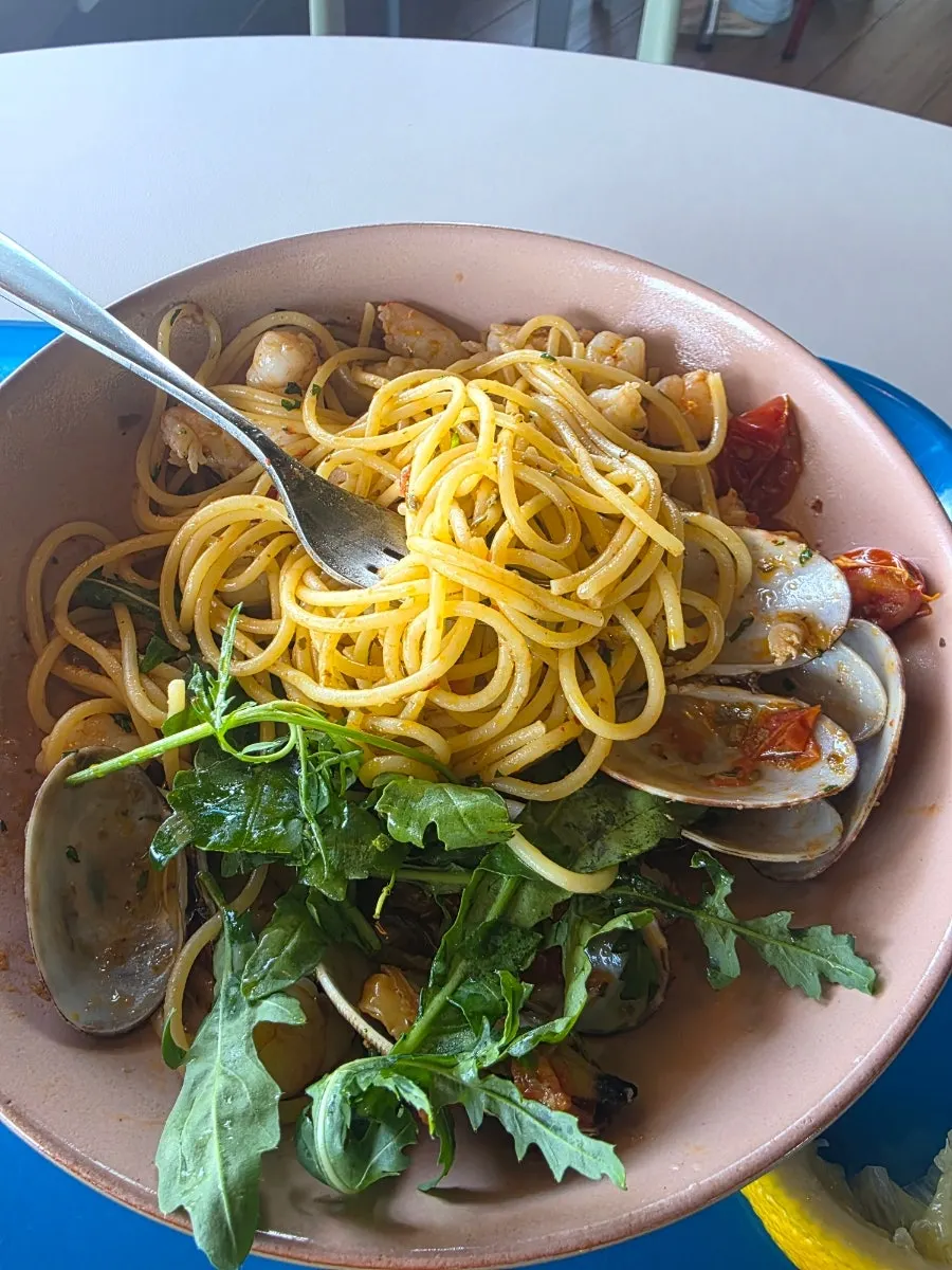 Shrimp oil pasta topped with arugula and shrimp