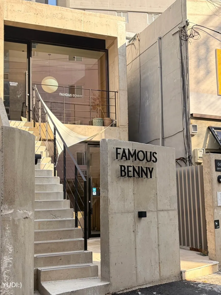 Table at Famous Benny, a Gwangalli brunch café