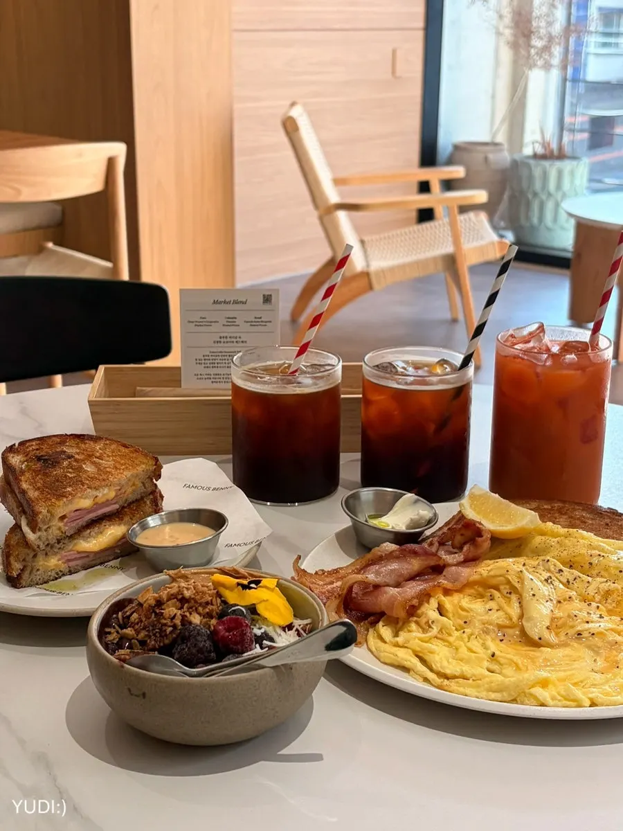 Coffee and juice menu at Famous Benny