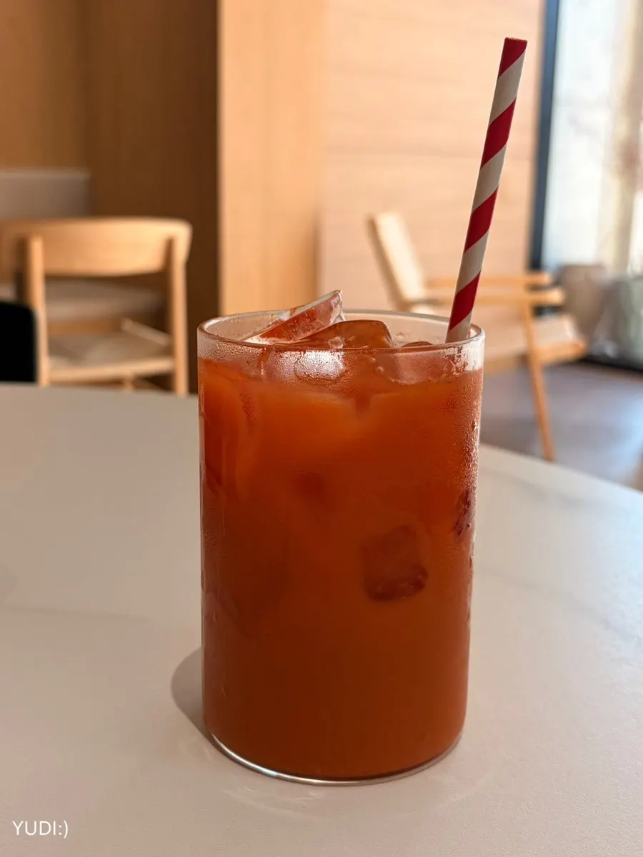 Iced Americano and apple carrot juice