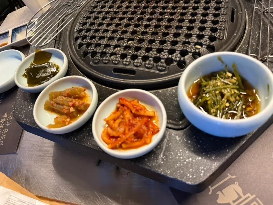 Basic side dishes served with ogeopsal