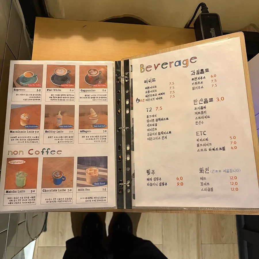 카페 입구에 놓인 주문용 키오스크