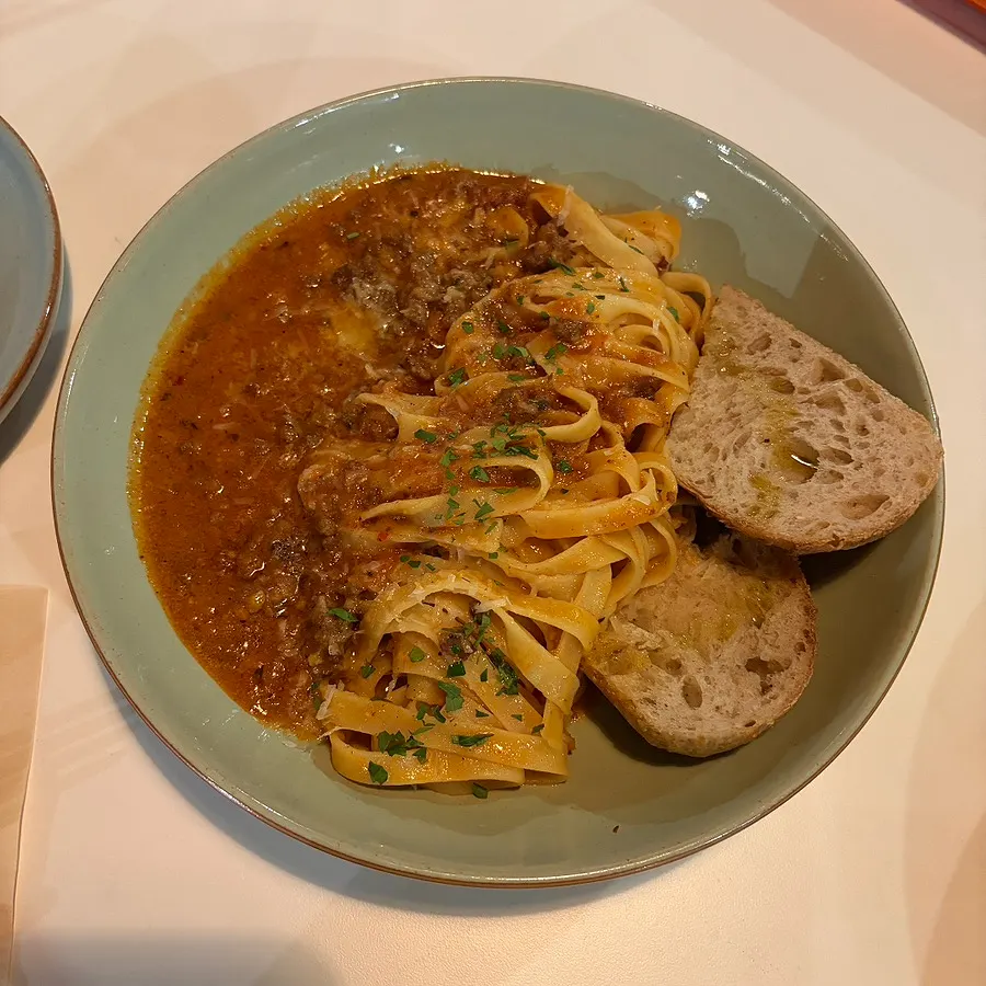 토마토와 양파, 옥수수가 섞인 살사