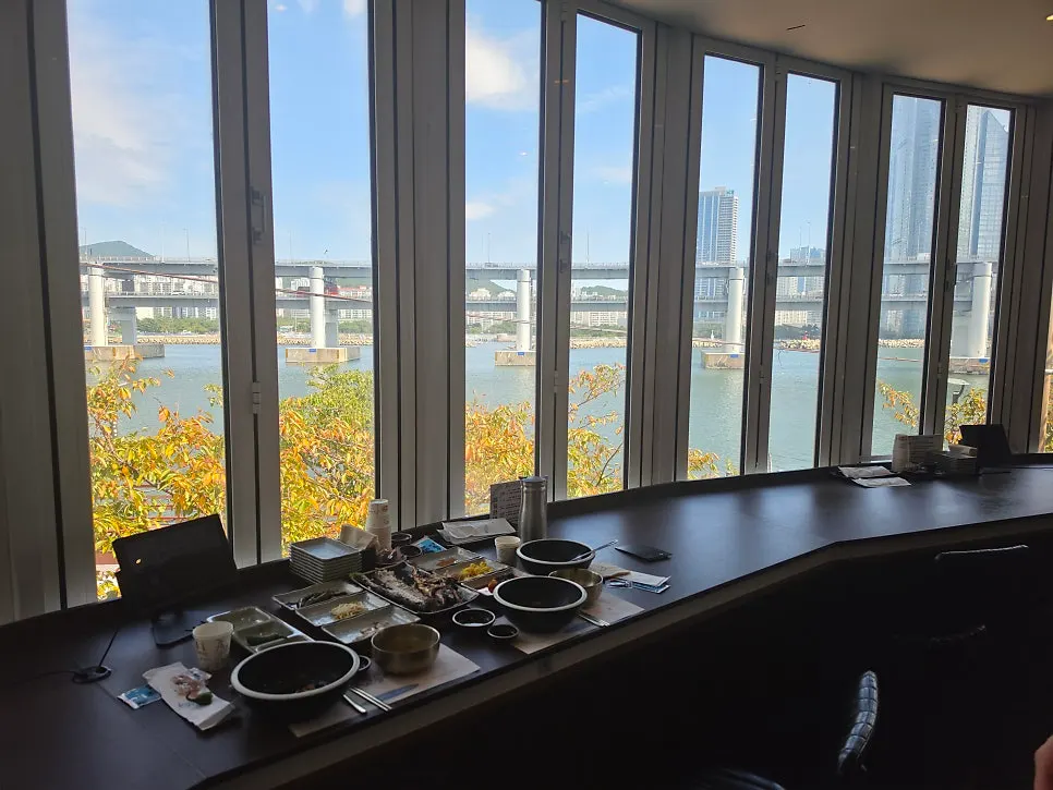Hwadeogeuro Gan Godeungeo Gwangalli Waterside Park Branch's 2nd floor with a view of Gwangan Bridge