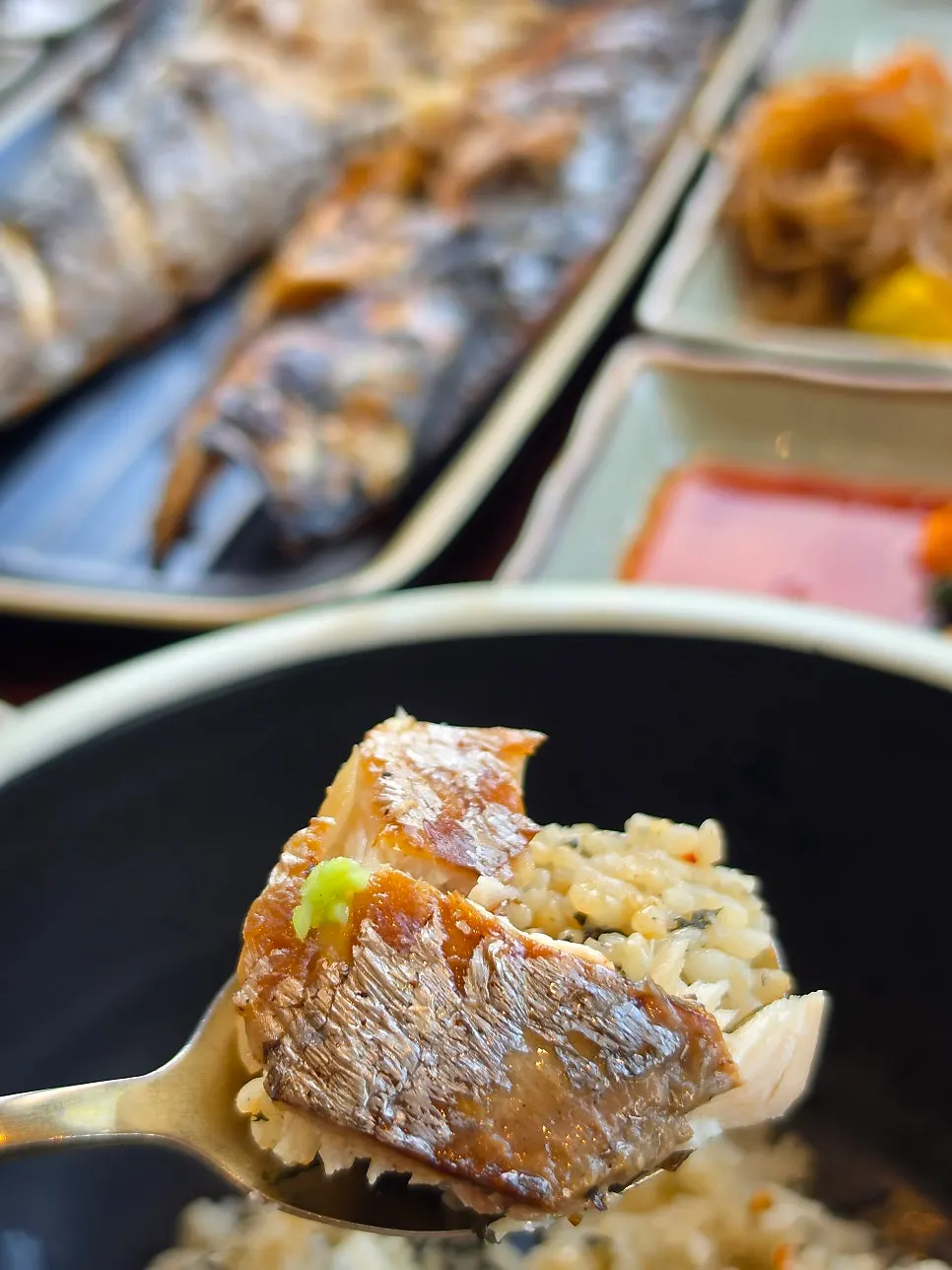 Wood-fired grilled mackerel with moist flesh