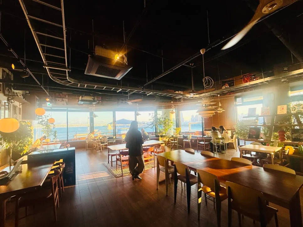 Window seats and terrace overlooking the Gwangalli sea