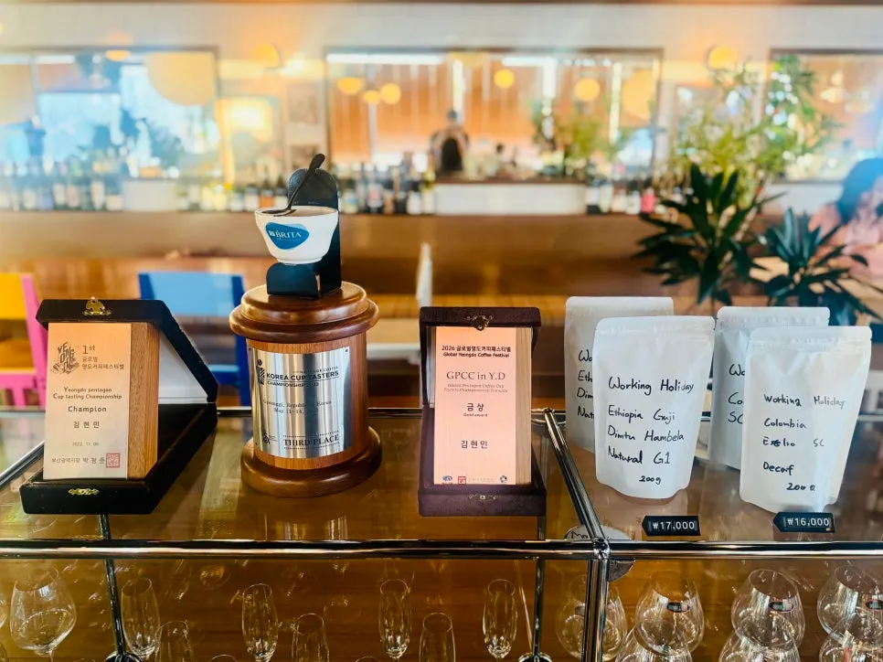 Counter and coffee bar at Working Holiday Minrak