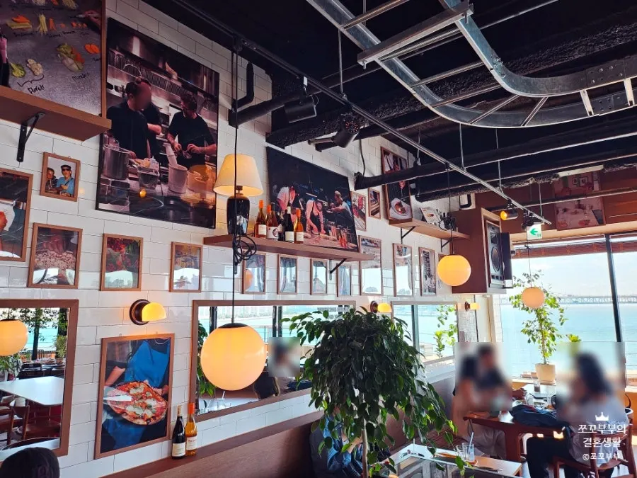 Spacious interior seating at Working Holiday Minrak