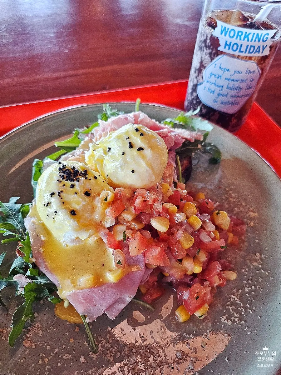 Vertical cross-section shot of the jambon eggs Benedict
