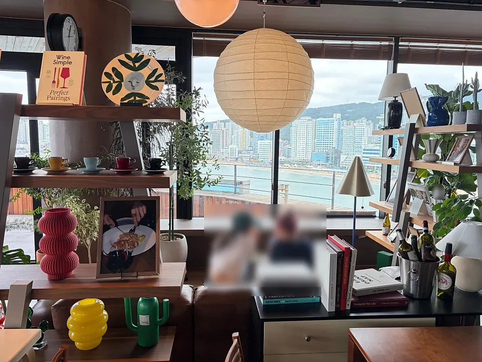 창밖으로 보이는 광안리 바다 풍경