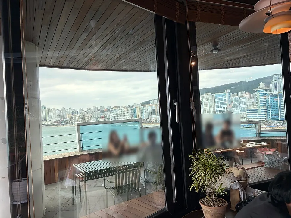 바다를 바라보는 야외 테라스 좌석