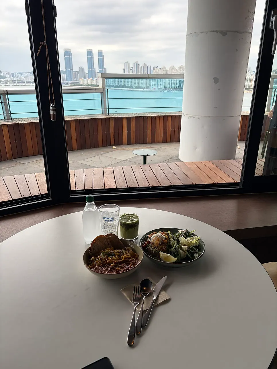 매장 창가에서 바라본 광안리 바다