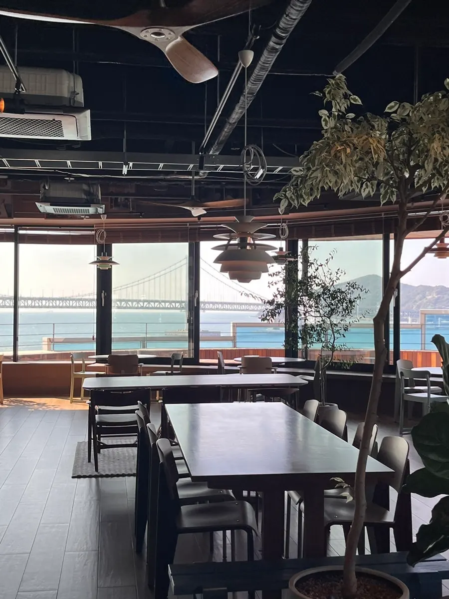 푸른 바다가 펼쳐진 워킹홀리데이 민락 통창 풍경