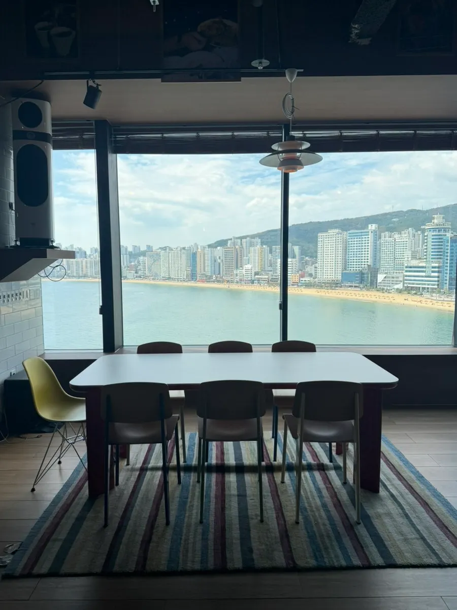 알록달록한 컬러감의 카페 인테리어