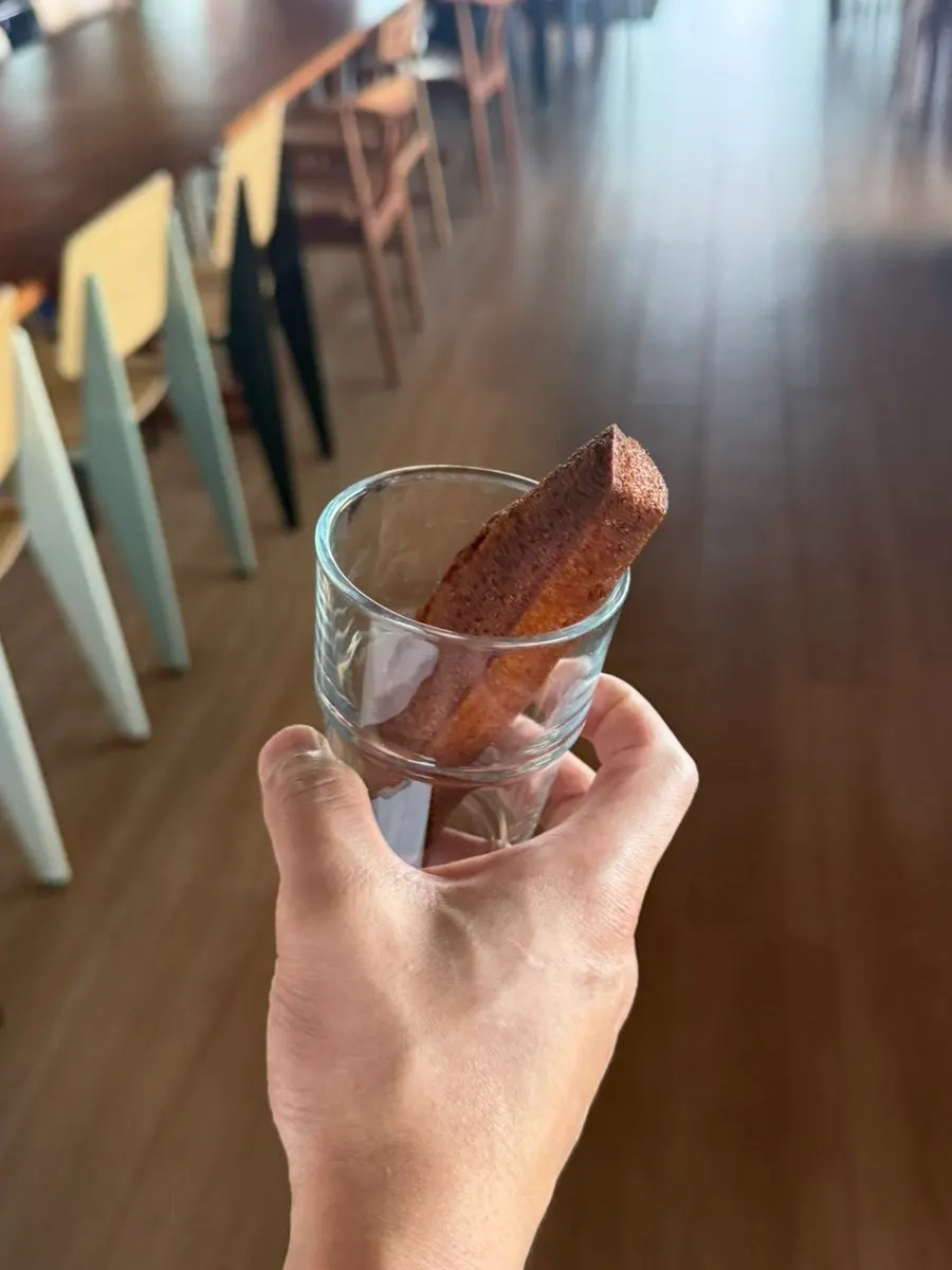 바다 배경으로 놓인 브런치 두 접시