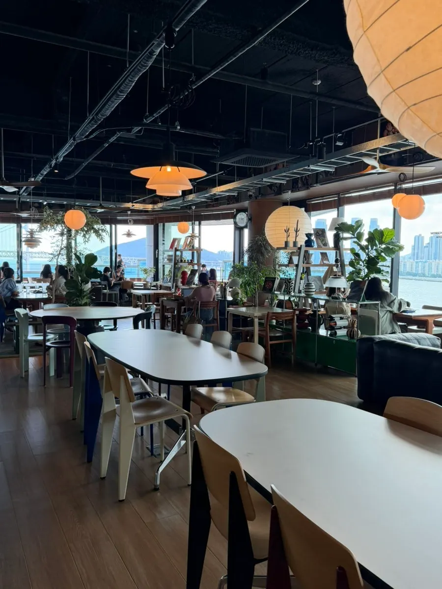 Table layout inside the café