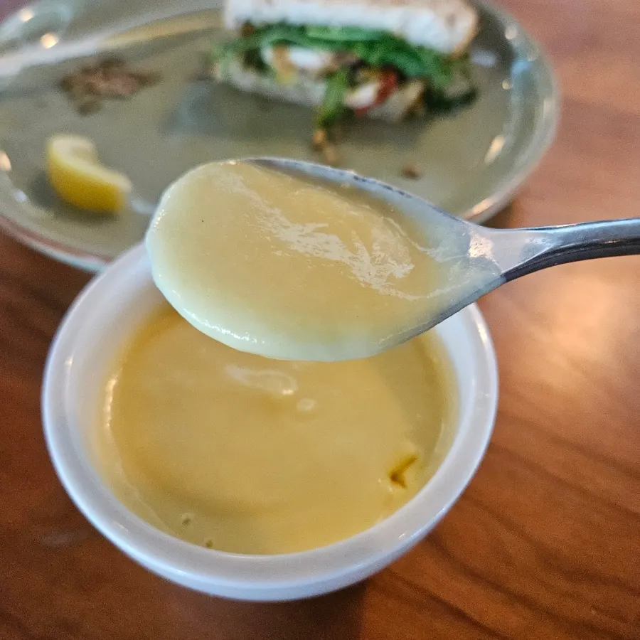 두툼한 빵의 치킨 아보 샌드위치
