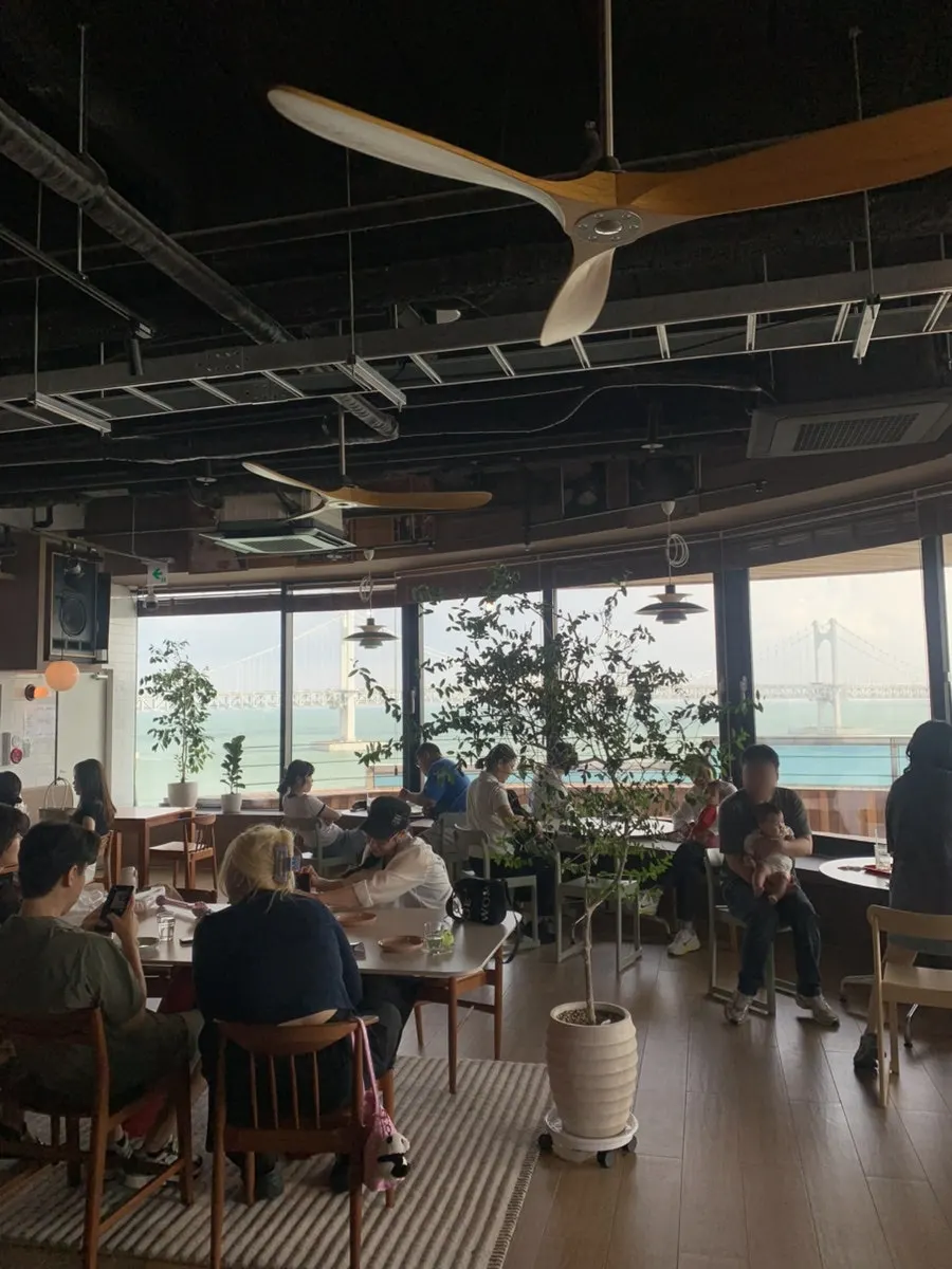 7층을 통으로 쓰는 워킹홀리데이 민락 홀