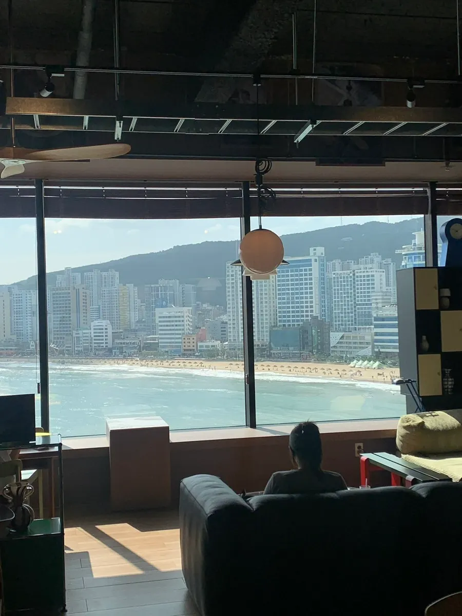창가로 바다가 보이는 워킹홀리데이 민락 내부