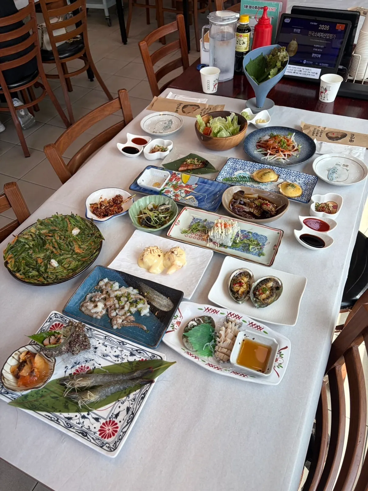 Generous dachi hansang banchan spread