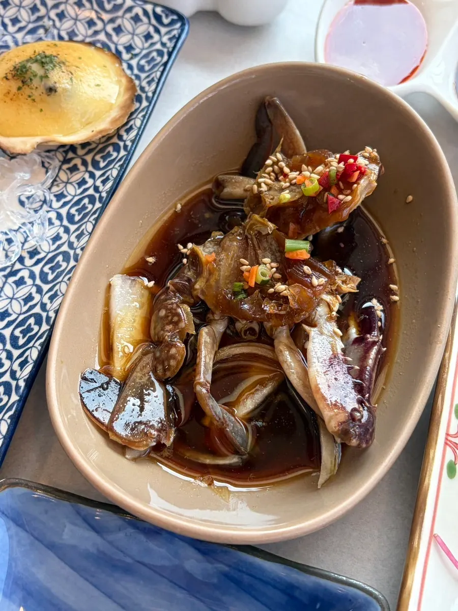 Grilled eel and cheese-grilled scallops