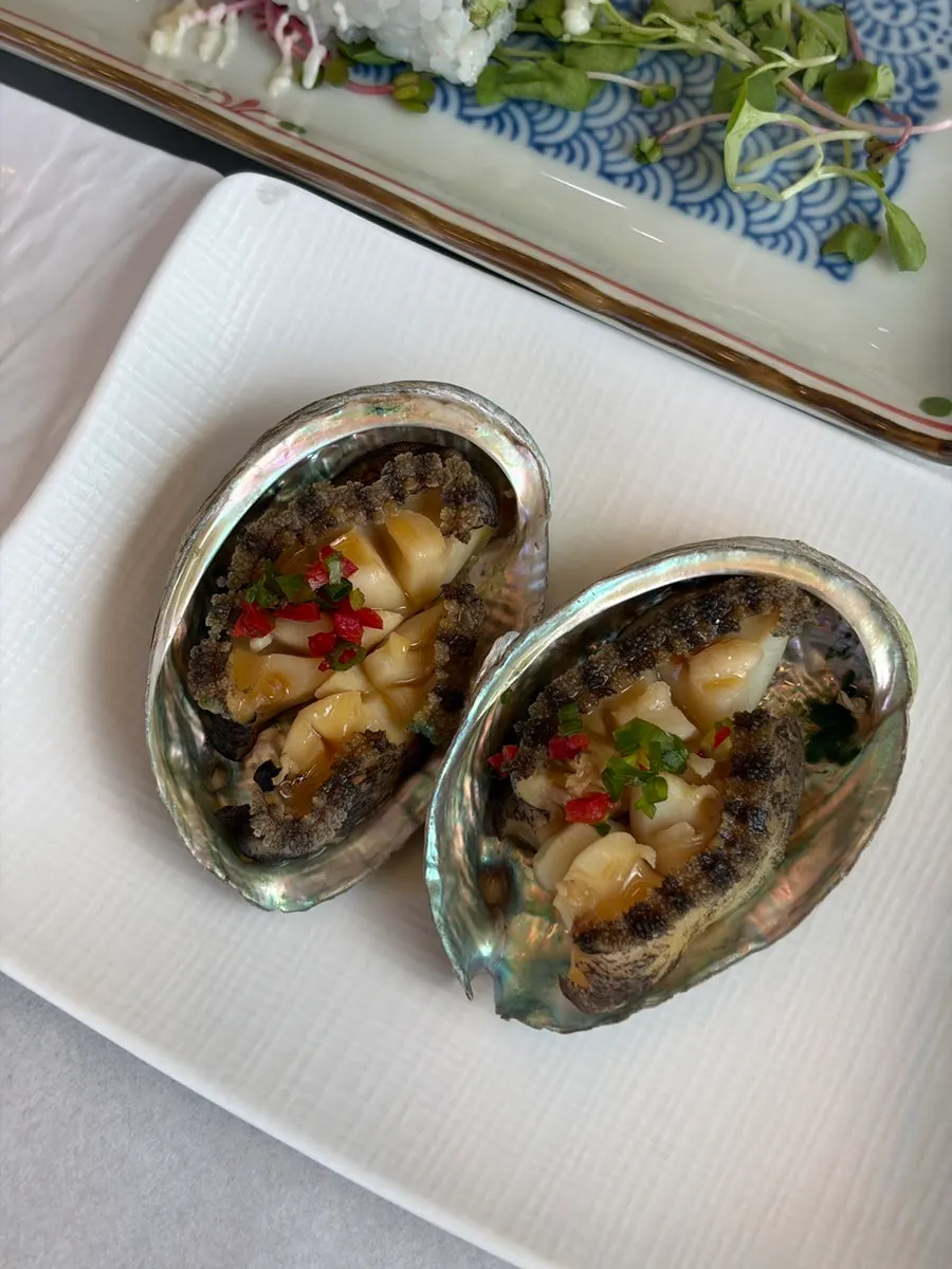 Raw abalone and steamed abalone