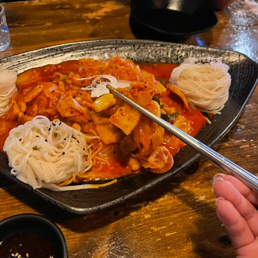 Somyeon noodle plating for pork kimchi stir-fry