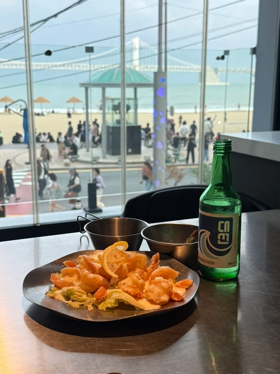 광안대교를 바라보는 테이블