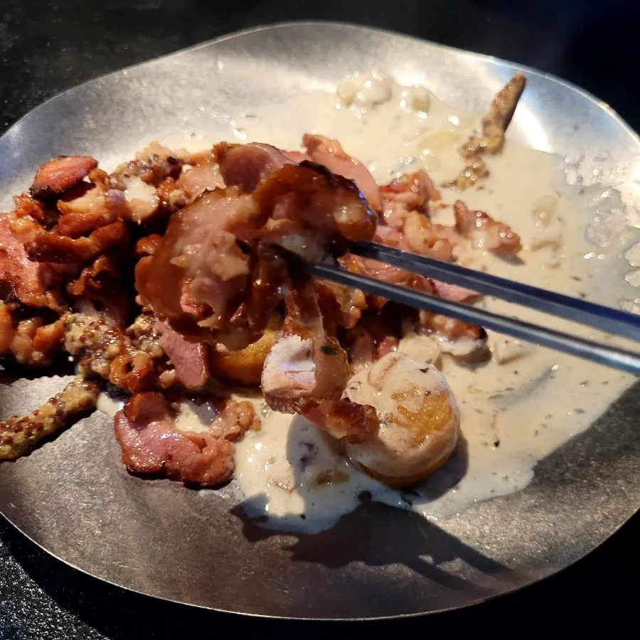 오리이불을 덮은 크림치즈 뇨끼 한 접시