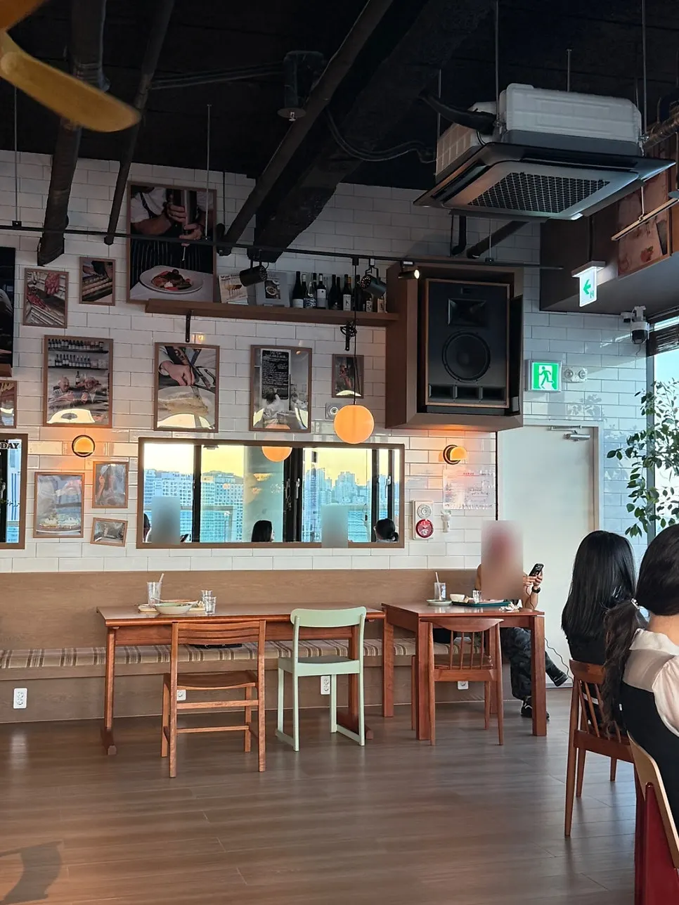 여유로운 좌석 배치의 카페 홀