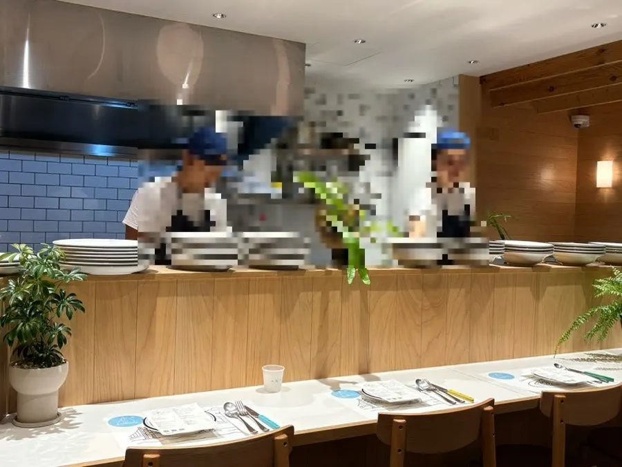 초록 식물로 포인트를 준 매장 홀 전경