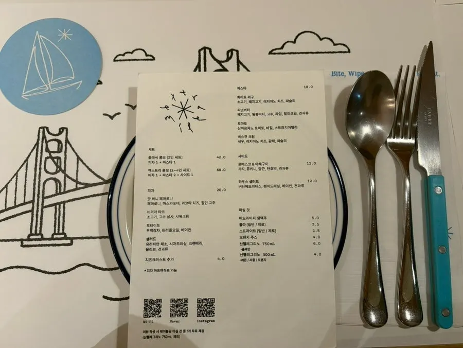 옷걸이와 앞치마가 놓인 셀프바