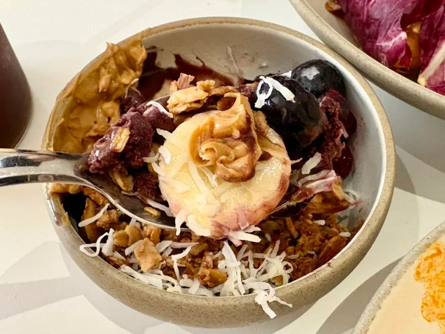 Acai bowl texture and accompaniments