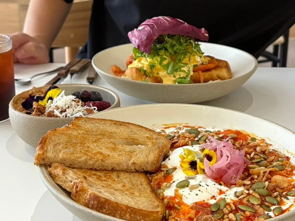 Early-morning dog-friendly brunch