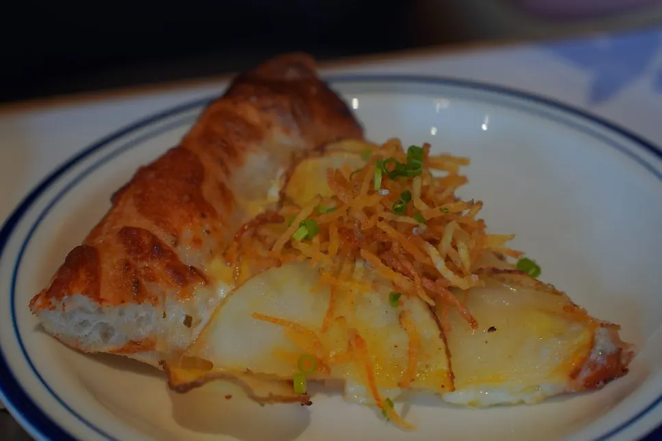 Cross-section of the potato pizza's crispy crust