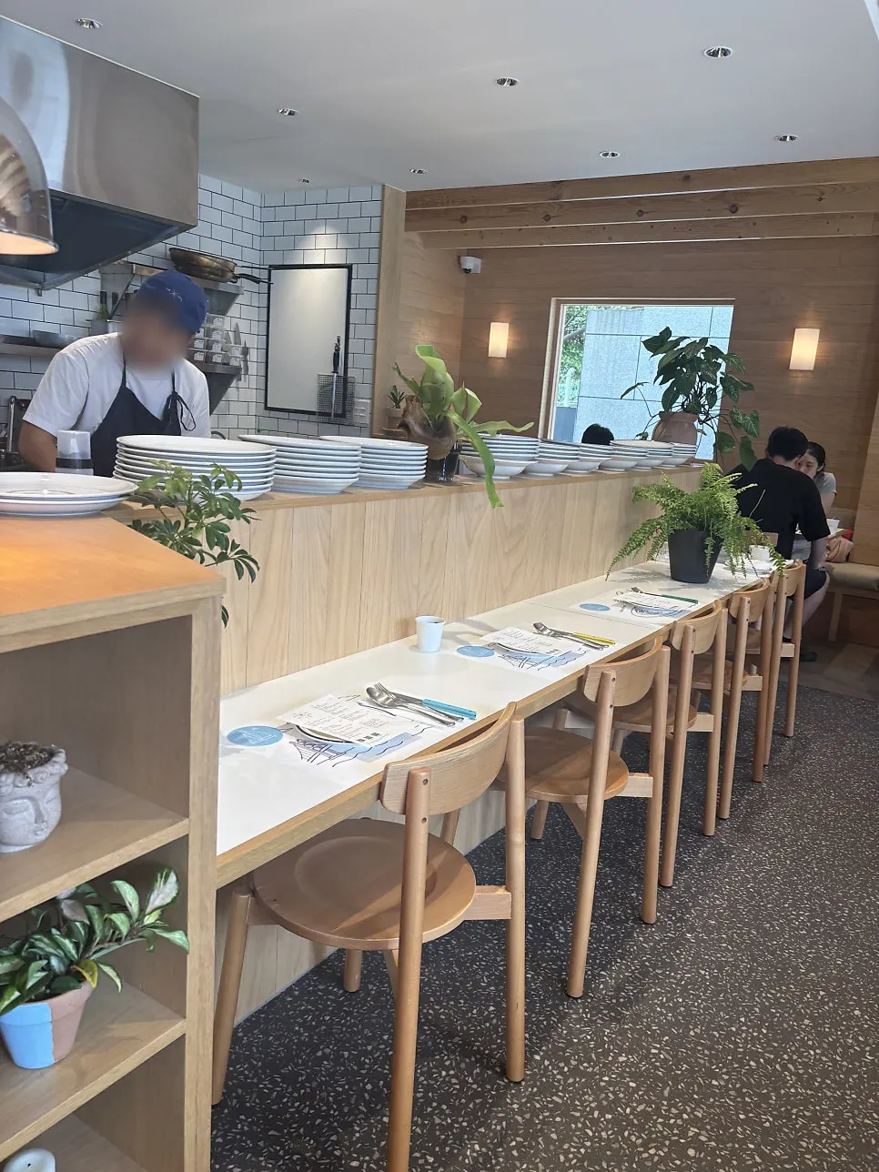 엑스트라마일 매장 안 오픈 주방 조리 공간