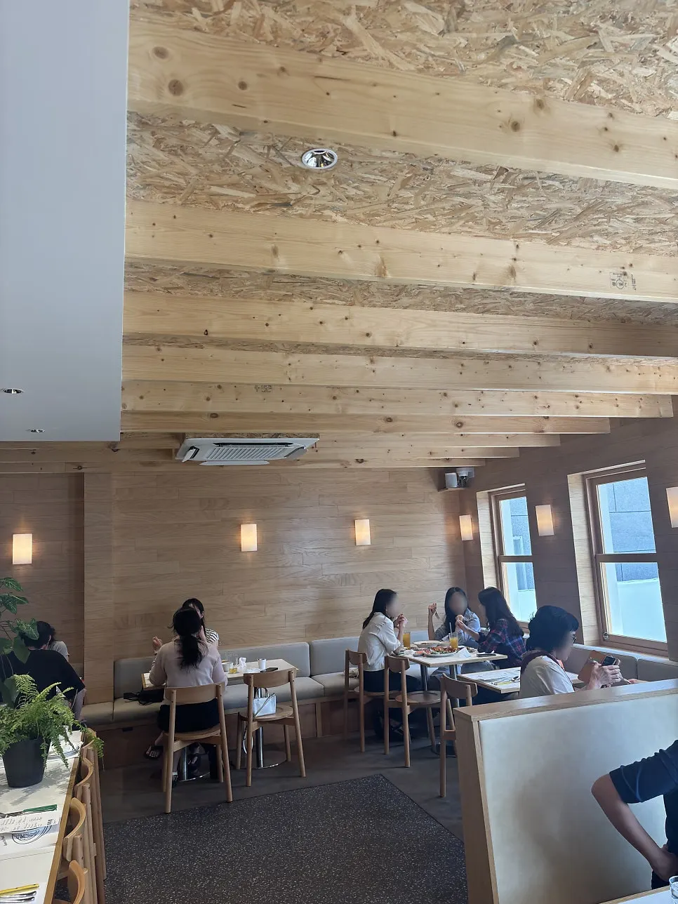 엑스트라마일 실내 좌석과 정돈된 홀 풍경
