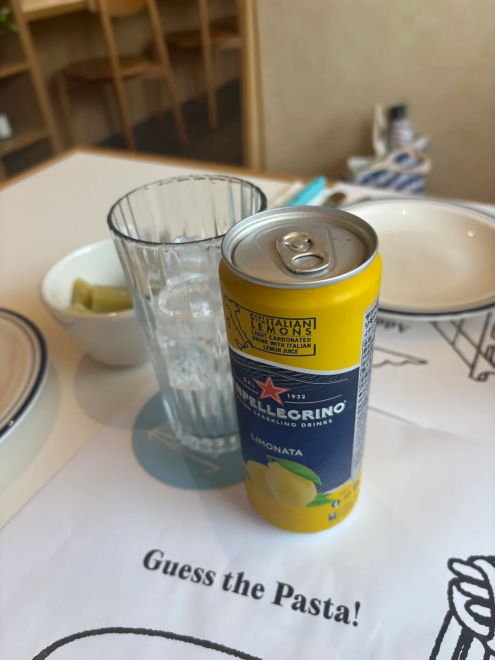 추가 주문한 레몬맛탄산수 한 잔