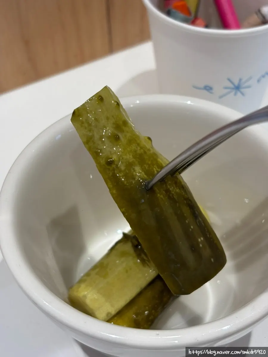 피자와 함께 나온 수제 느낌 피클