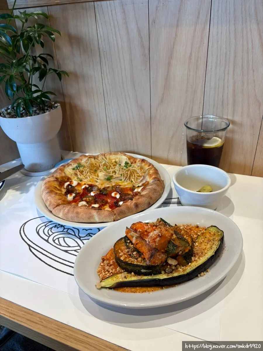 반반 피자와 로메스코 야채구이 테이블 세팅
