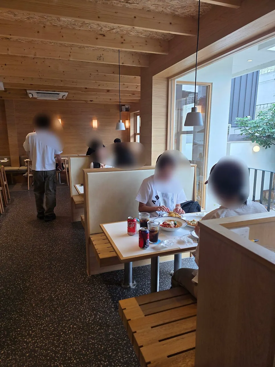 원목 인테리어의 엑스트라마일 매장 내부