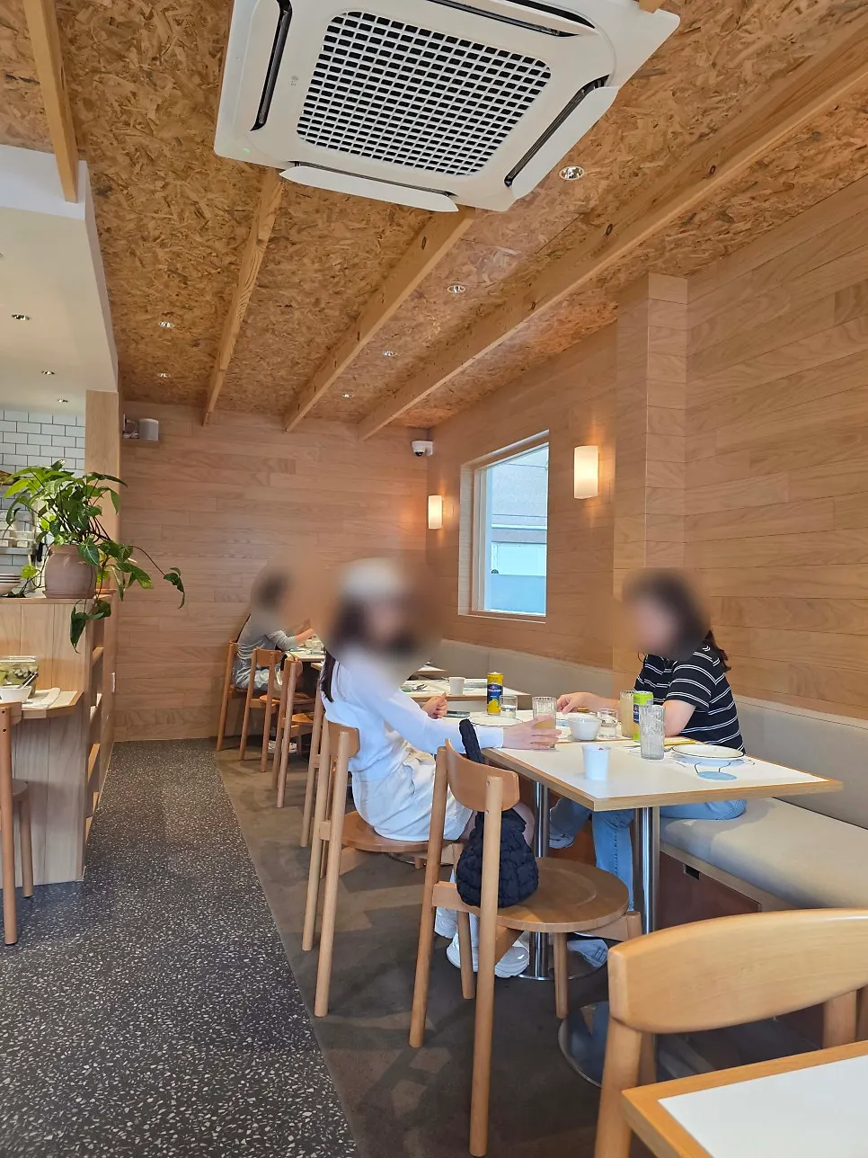 엑스트라마일 안쪽 좌석 전경