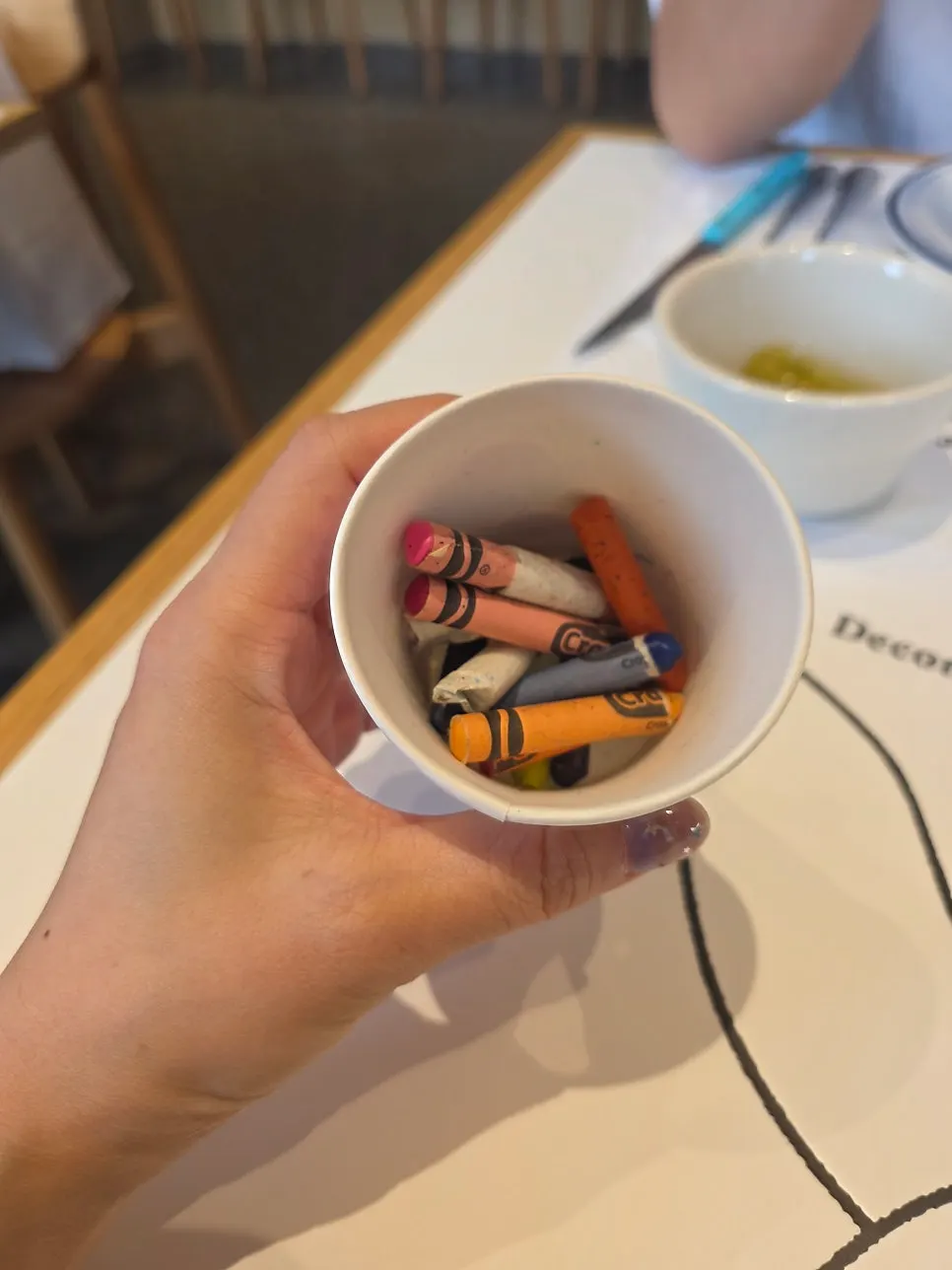 테이블에 놓인 색연필과 그림 색칠놀이