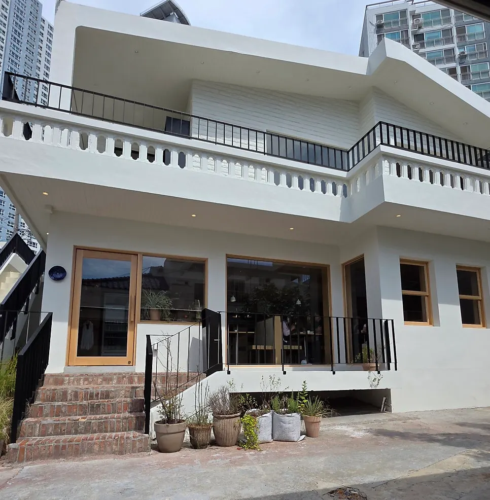수영구 주택가 골목에 자리한 엑스트라마일 주변 거리