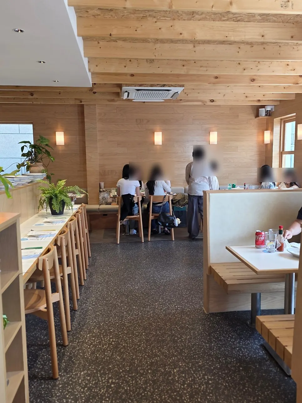주택을 개조한 화이트톤 엑스트라마일 외관