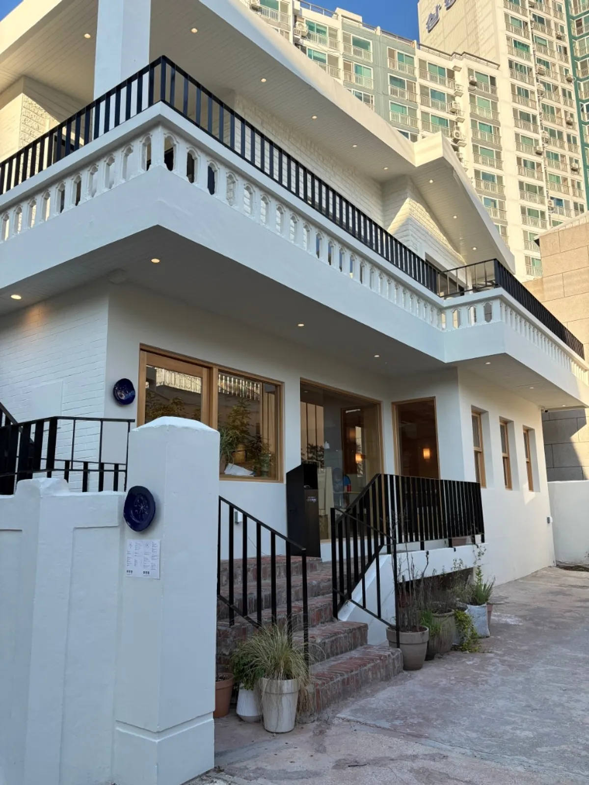 광안리 엑스트라마일 매장 입구 세로 사진